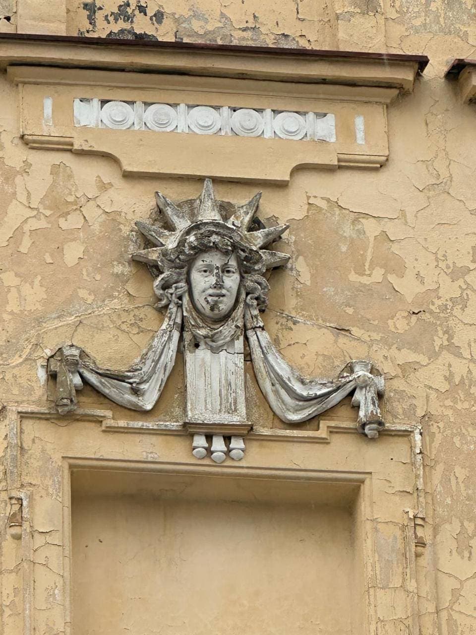 Štuková výzdoba před restaurováním