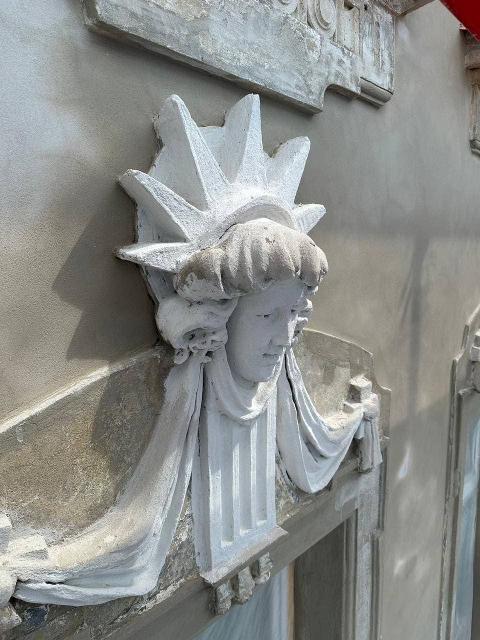 Restaurovaná štuková maskarona nad oknem