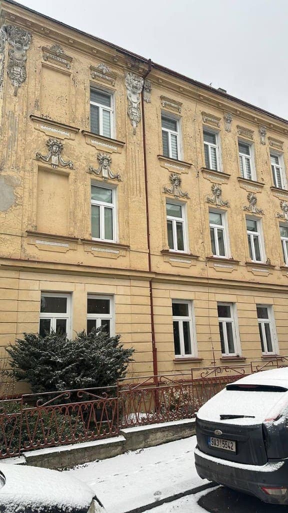 Secesní fasáda v Praze před restaurováním — degradované omítky a štuky