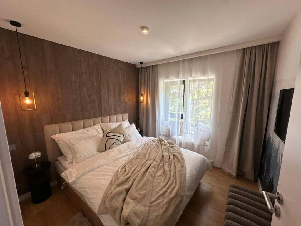 Ložnice s dekorativním dřevěným obkladem čelní stěny, Praha