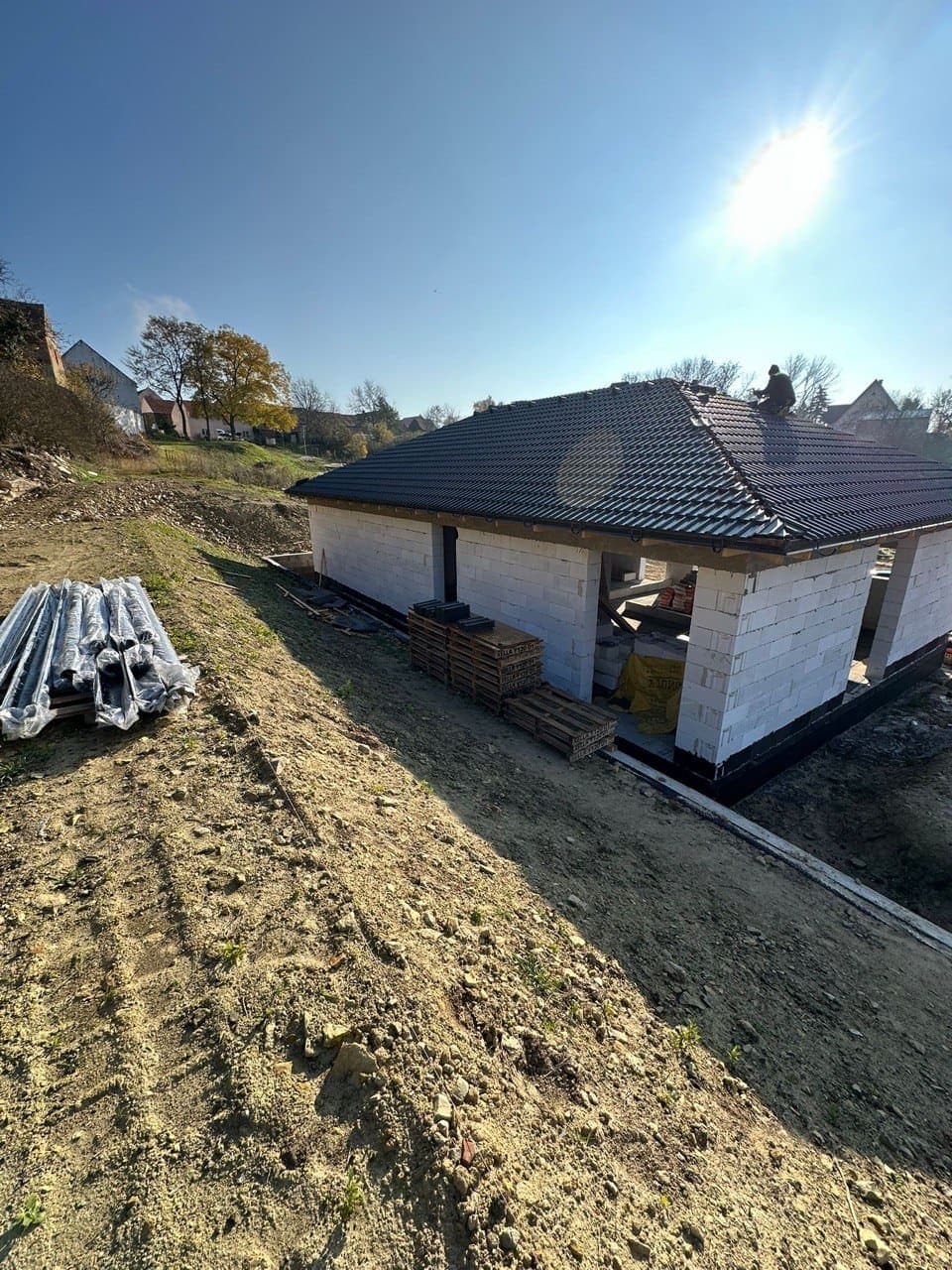 Hrubá stavba bungalovu s dokončenou střešní krytinou